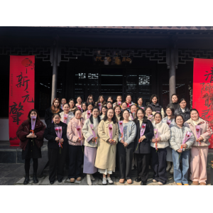 常蒸致暖，赴薛家風雅之約，綻巾幗芳華